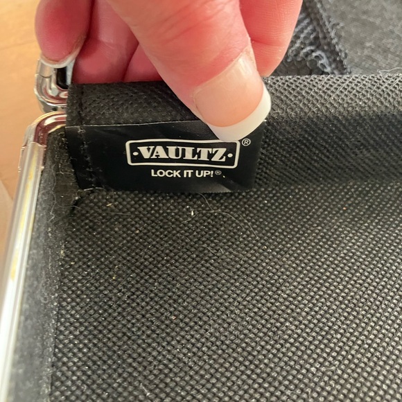 NWT Vaultz Locking Supply Box with Keys - Picture 9 of 13